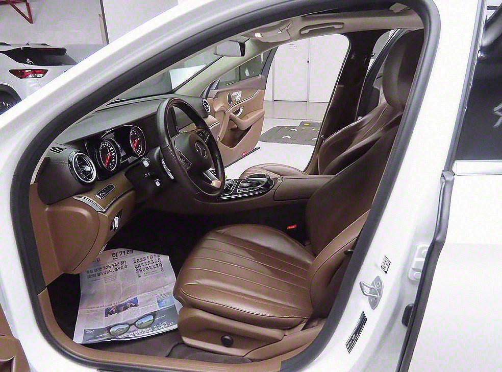 벤츠 E 클래스 E220d 4MATIC 익스클루시브 사진 10