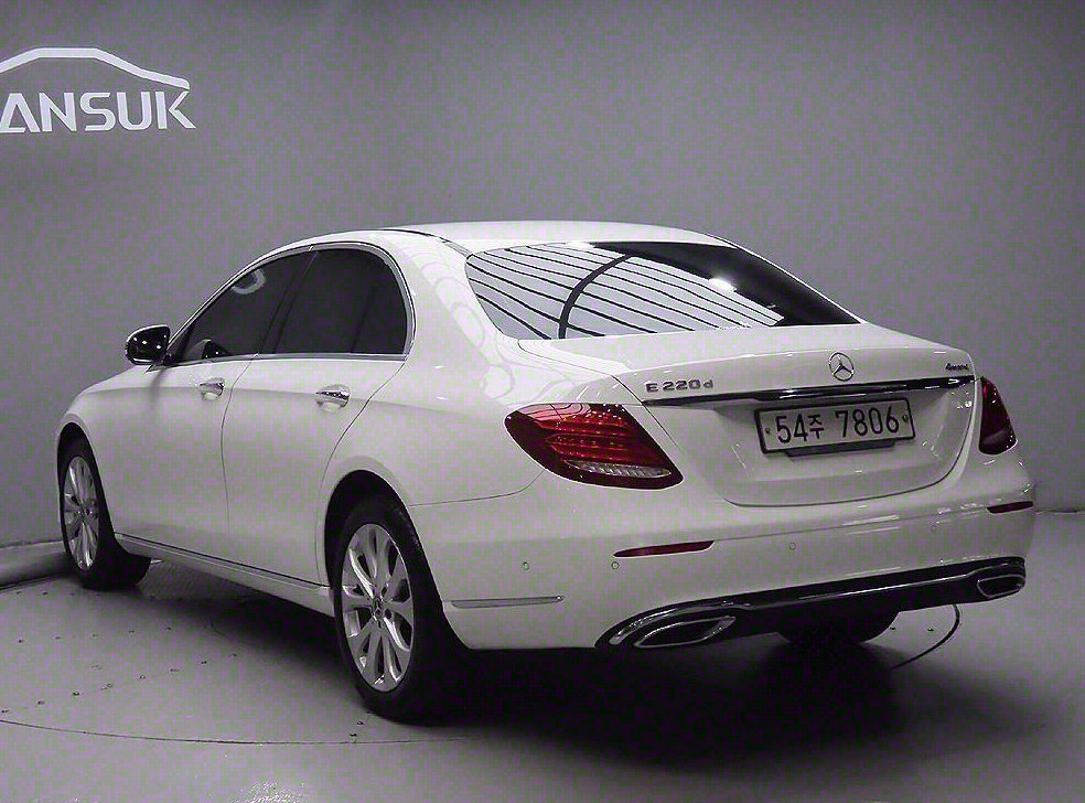 벤츠 E 클래스 E220d 4MATIC 익스클루시브 사진 3