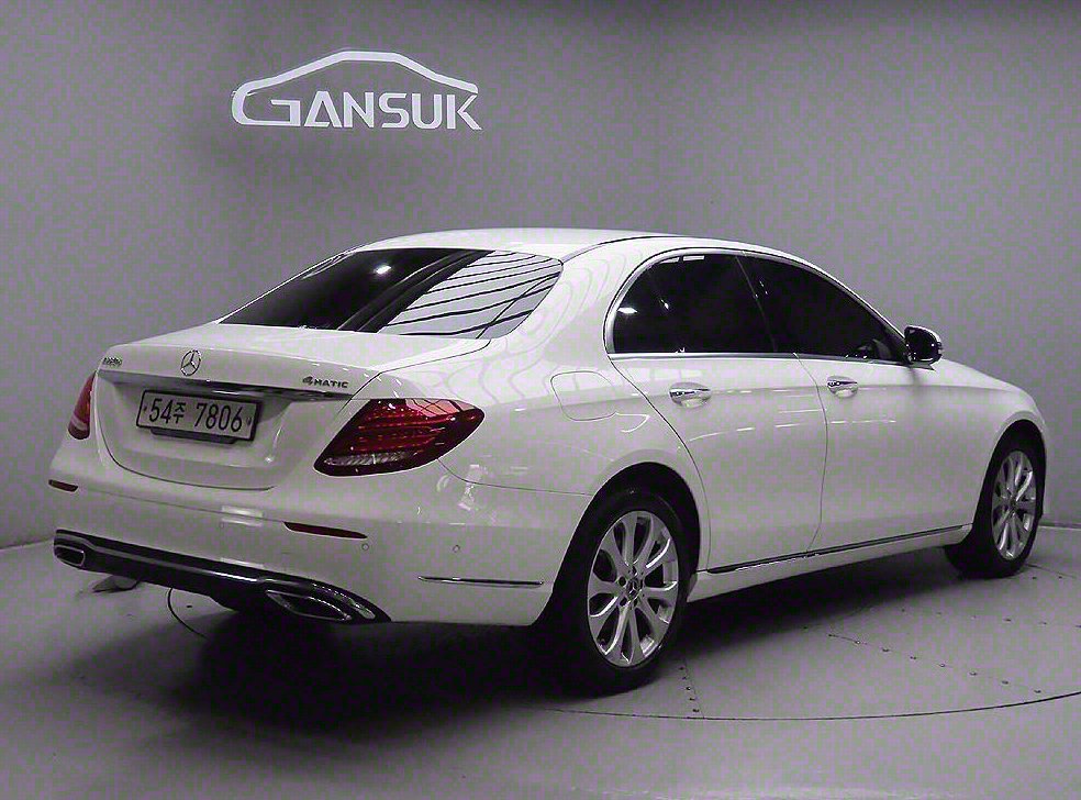 벤츠 E 클래스 E220d 4MATIC 익스클루시브 사진 4