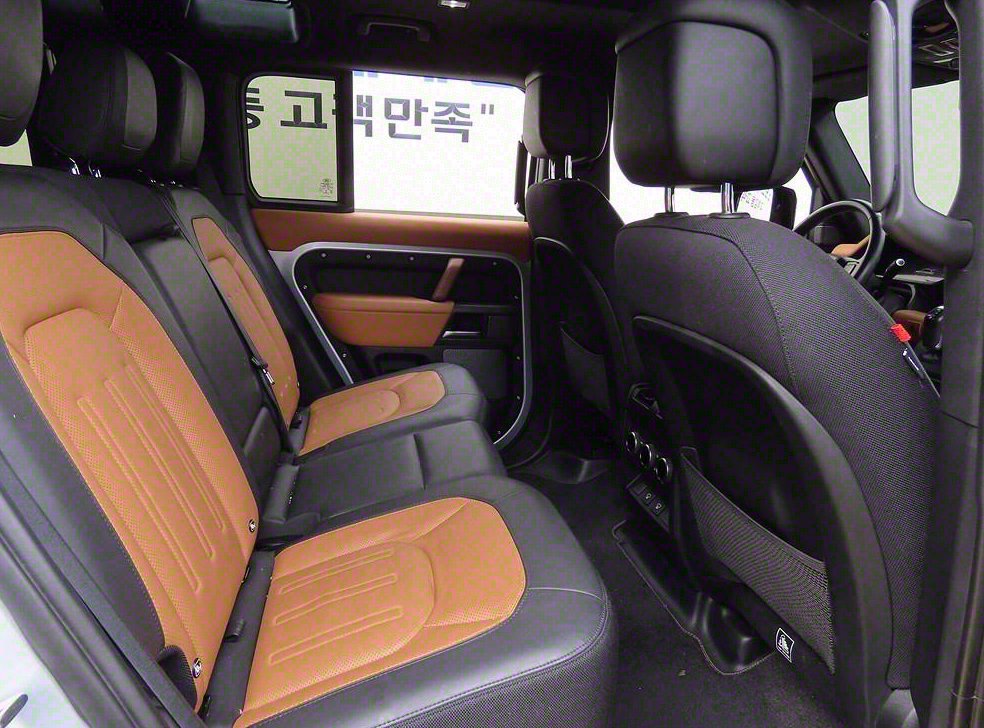 랜드로버 디펜더 110 P400 X 사진 7