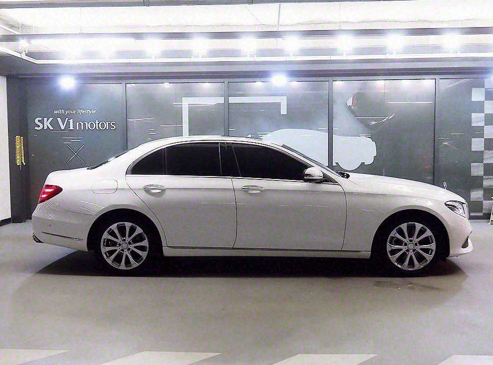 벤츠 E 클래스 E220d 익스클루시브 사진 3