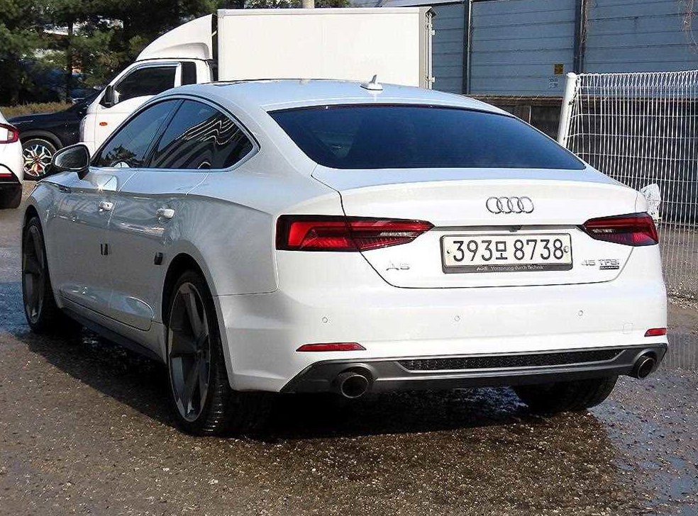아우디 A5 45 TFSI 콰트로 프리미엄 스포트백 사진 3