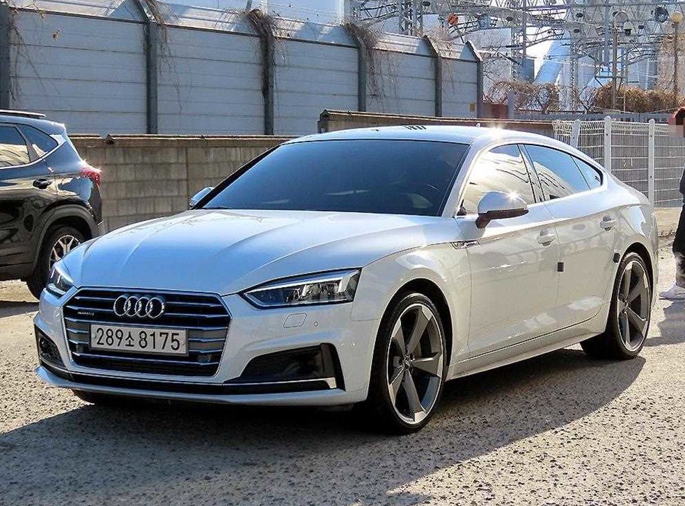 아우디 A5 45 TFSI 콰트로 프리미엄 스포트백 사진 2