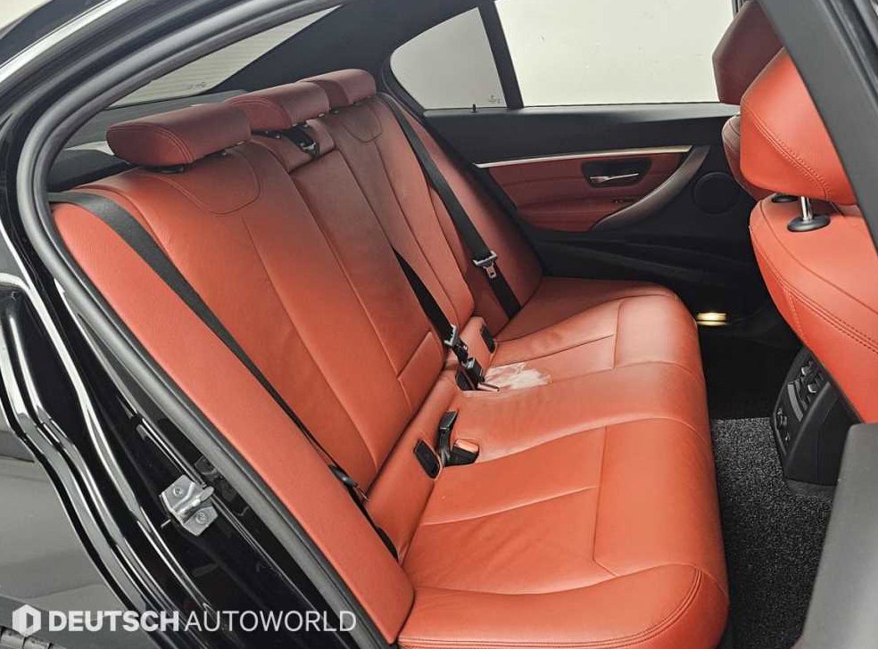 BMW 3시리즈 330i M 스포츠 쉐도우 사진 12