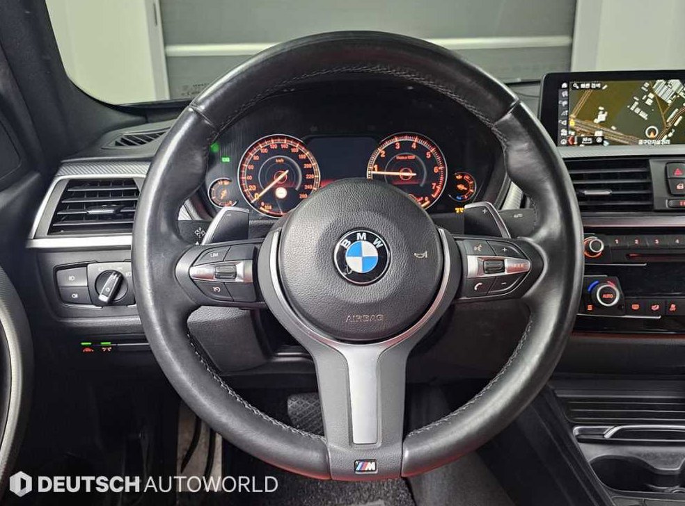 BMW 3시리즈 330i M 스포츠 쉐도우 사진 13
