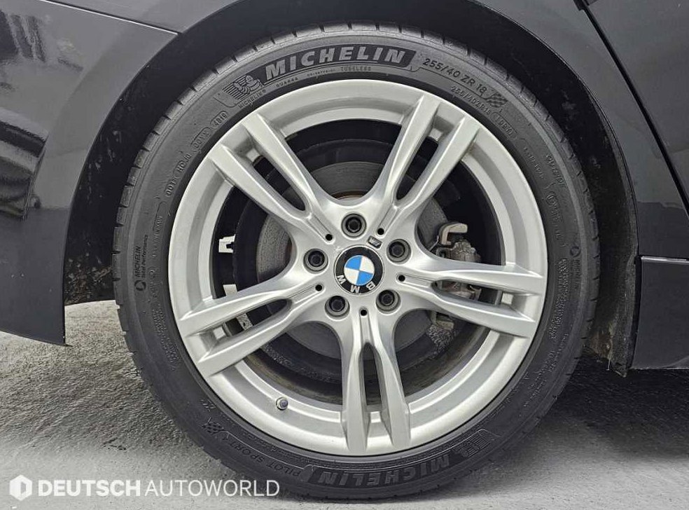 BMW 3시리즈 330i M 스포츠 쉐도우 사진 5