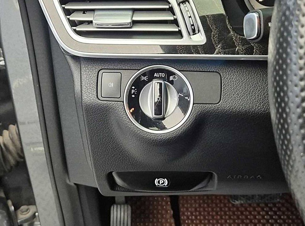 벤츠 E 클래스 E220 블루텍 아방가르드 사진 18