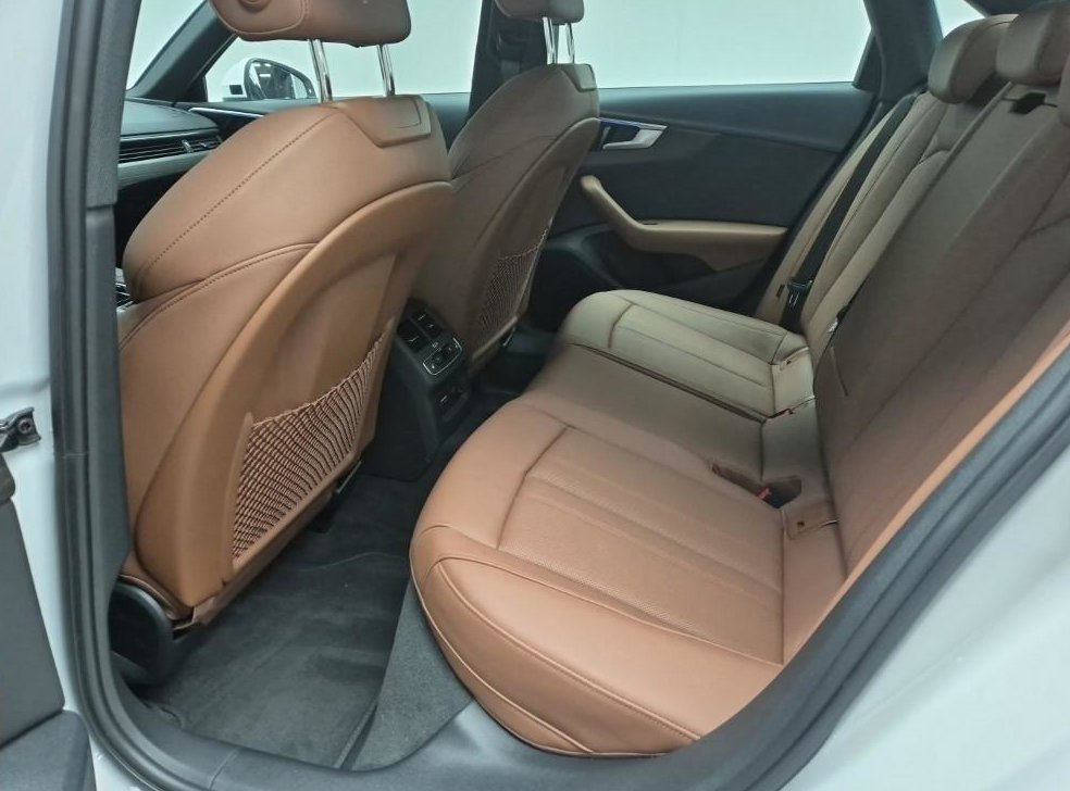 아우디 A4 40 TFSI 프리미엄 사진 12