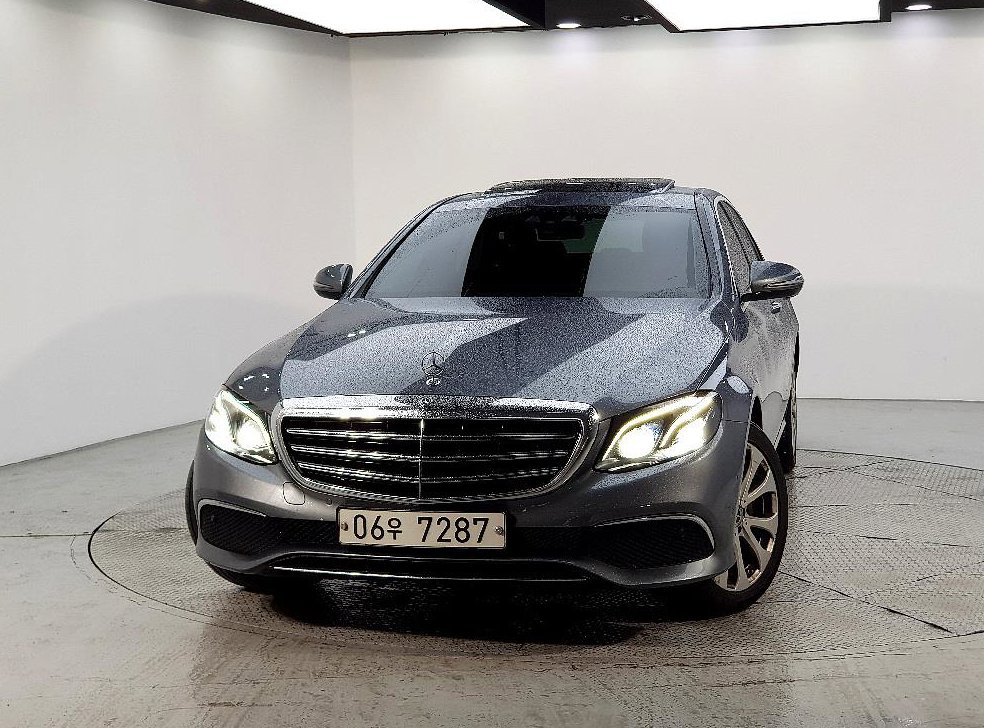 벤츠 E 클래스 E220d 4MATIC 익스클루시브 사진 2