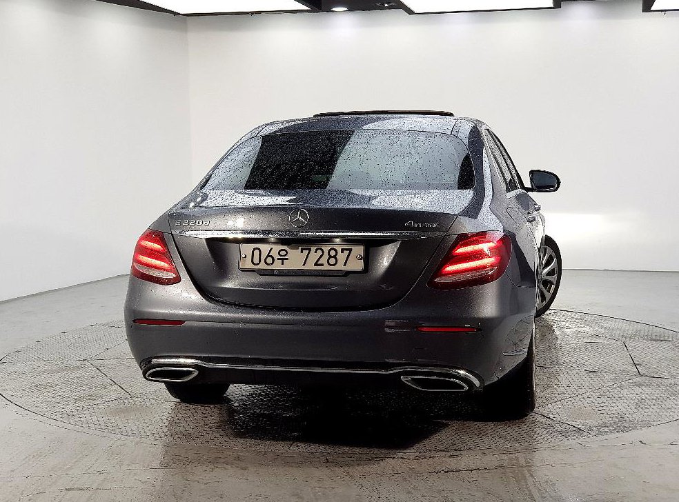 벤츠 E 클래스 E220d 4MATIC 익스클루시브 사진 3