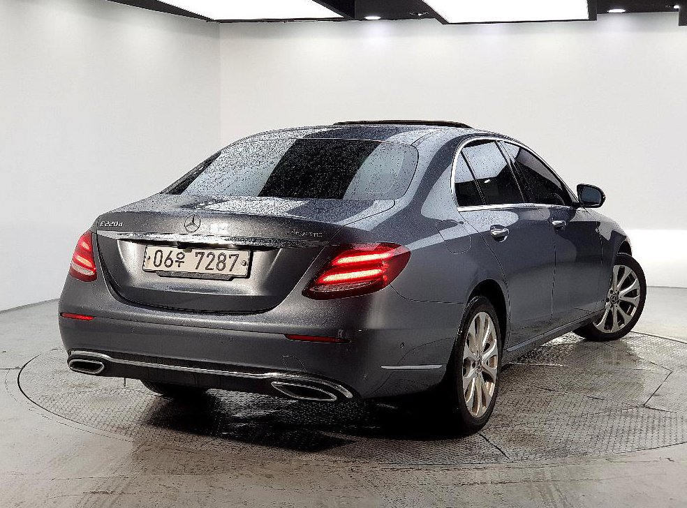 벤츠 E 클래스 E220d 4MATIC 익스클루시브 사진 4