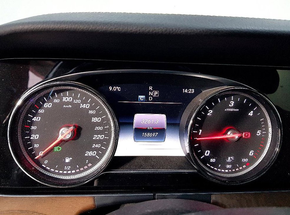 벤츠 E 클래스 E220d 4MATIC 익스클루시브 사진 6