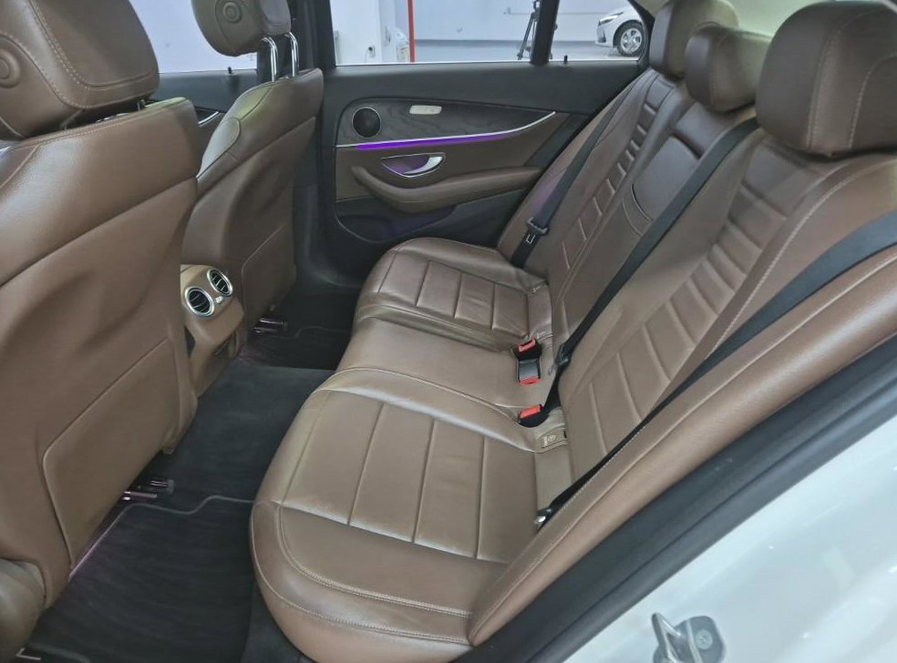 벤츠 E 클래스 E220d 아방가르드 사진 12