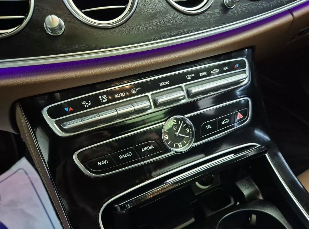 벤츠 E 클래스 E220d 아방가르드 사진 17