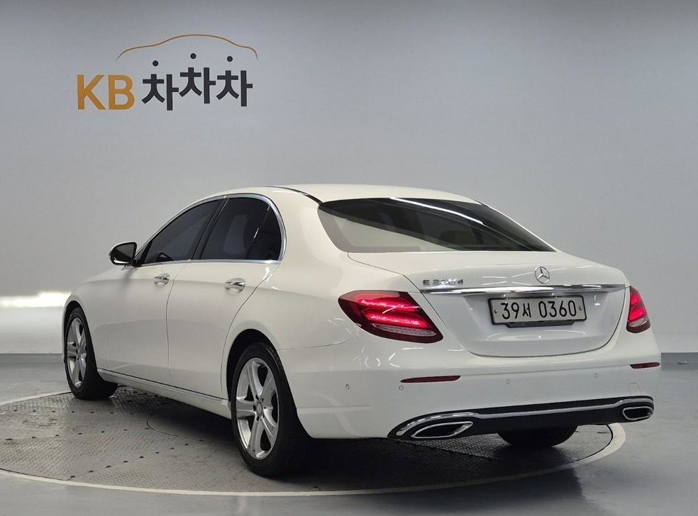 벤츠 E 클래스 E220d 아방가르드 사진 2