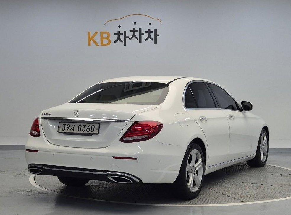 벤츠 E 클래스 E220d 아방가르드 사진 3