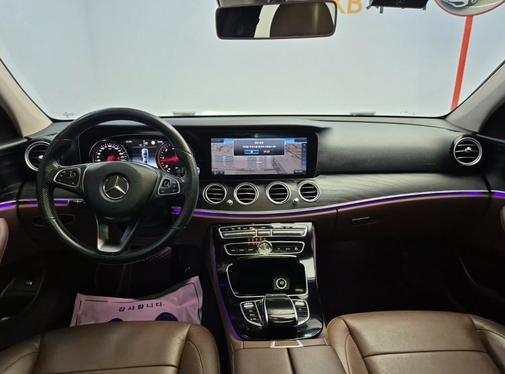 벤츠 E 클래스 E220d 아방가르드 사진 7