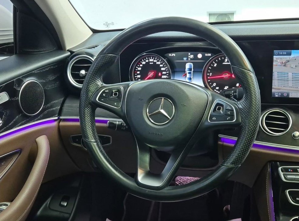 벤츠 E 클래스 E220d 아방가르드 사진 9