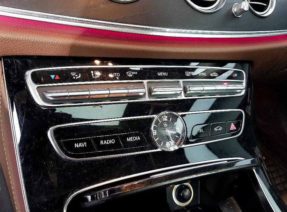 벤츠 E 클래스 E220d 4MATIC 아방가르드 사진 12