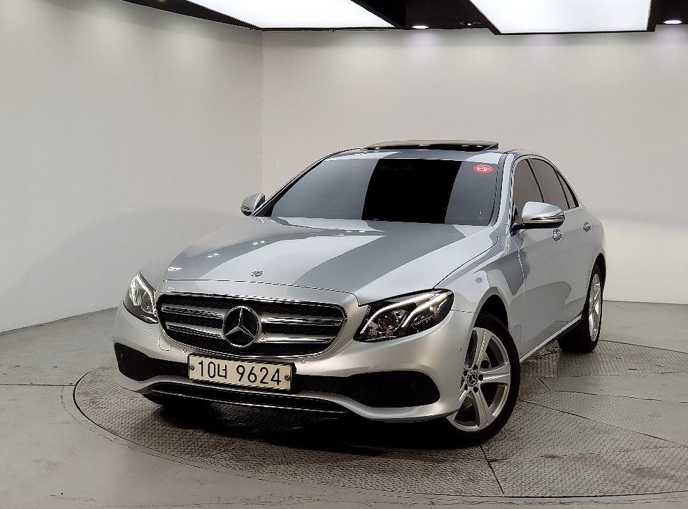벤츠 E 클래스 E220d 4MATIC 아방가르드 사진 2