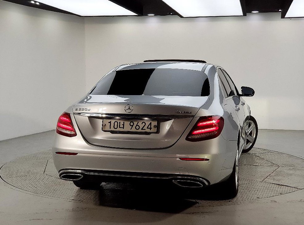 벤츠 E 클래스 E220d 4MATIC 아방가르드 사진 3