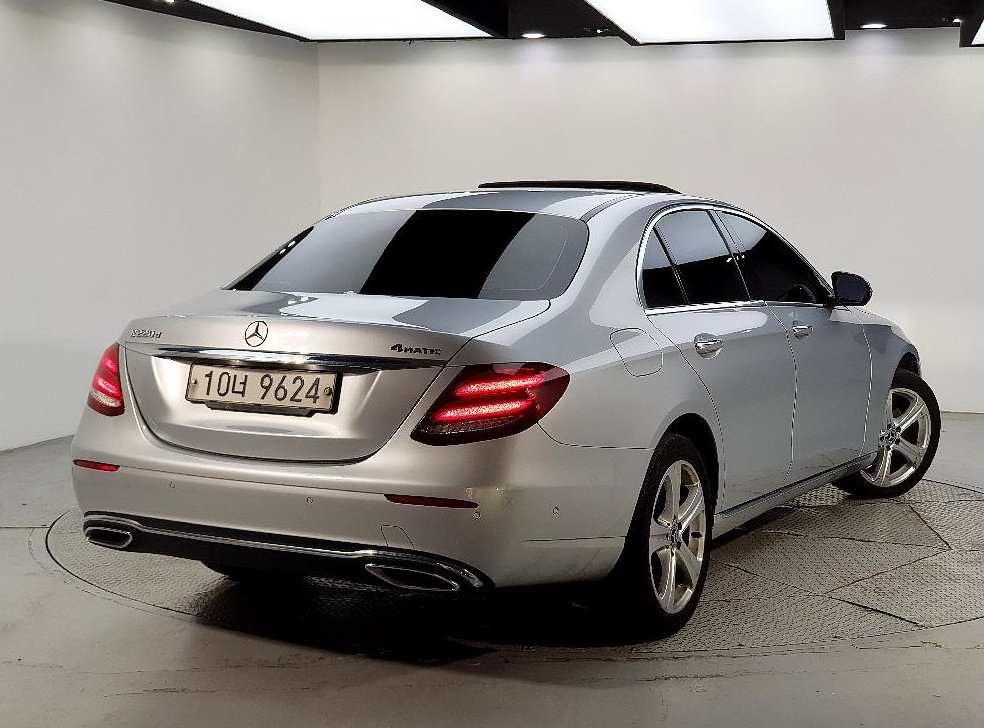 벤츠 E 클래스 E220d 4MATIC 아방가르드 사진 4