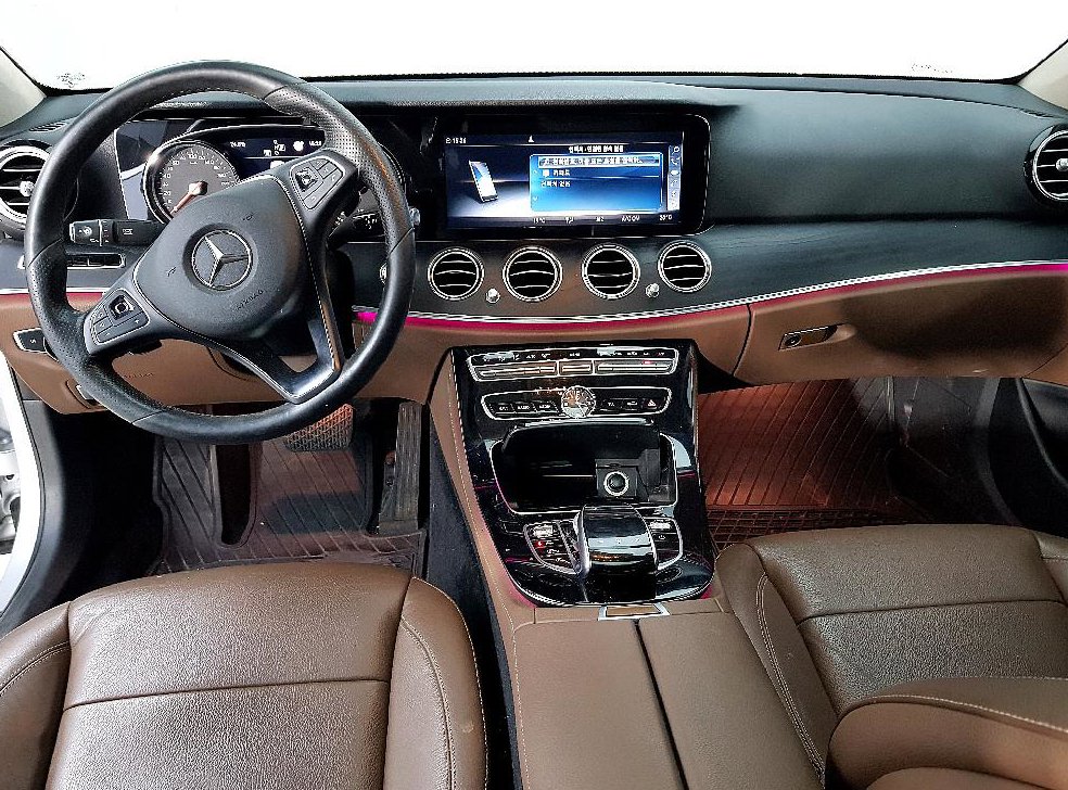 벤츠 E 클래스 E220d 4MATIC 아방가르드 사진 5