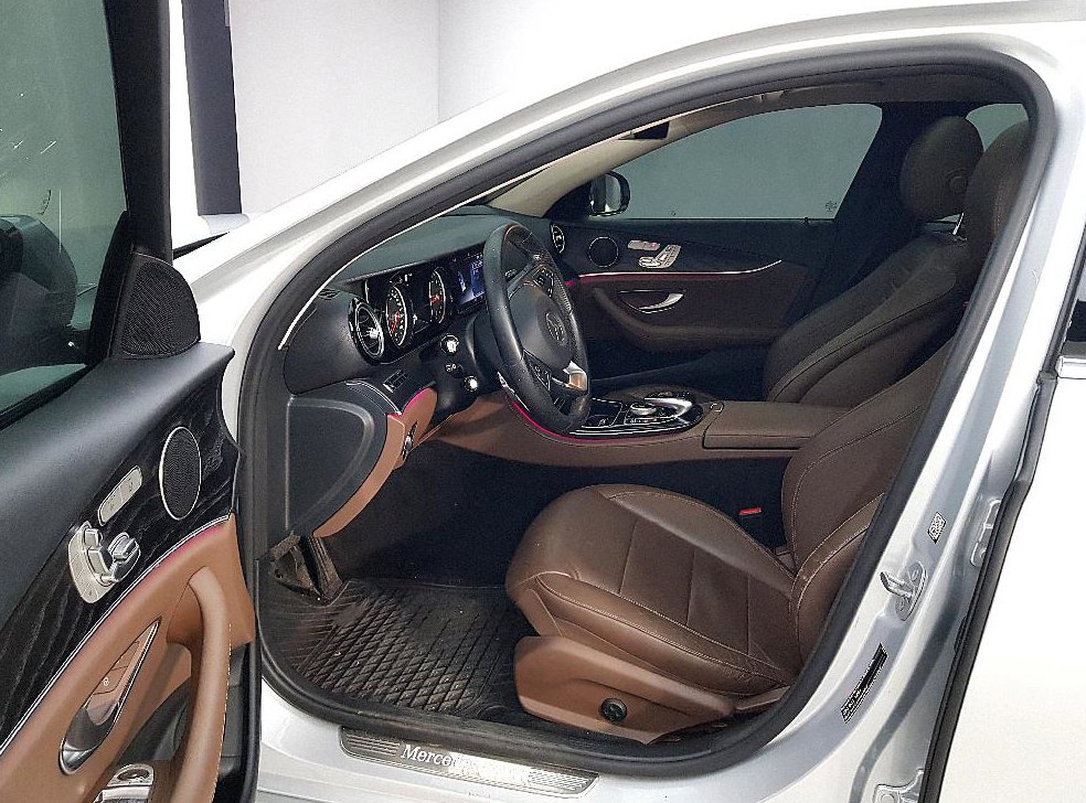 벤츠 E 클래스 E220d 4MATIC 아방가르드 사진 7