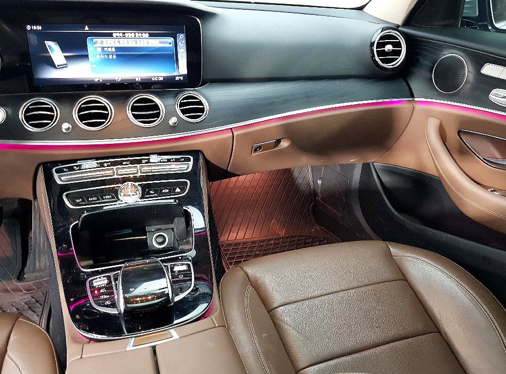 벤츠 E 클래스 E220d 4MATIC 아방가르드 사진 9