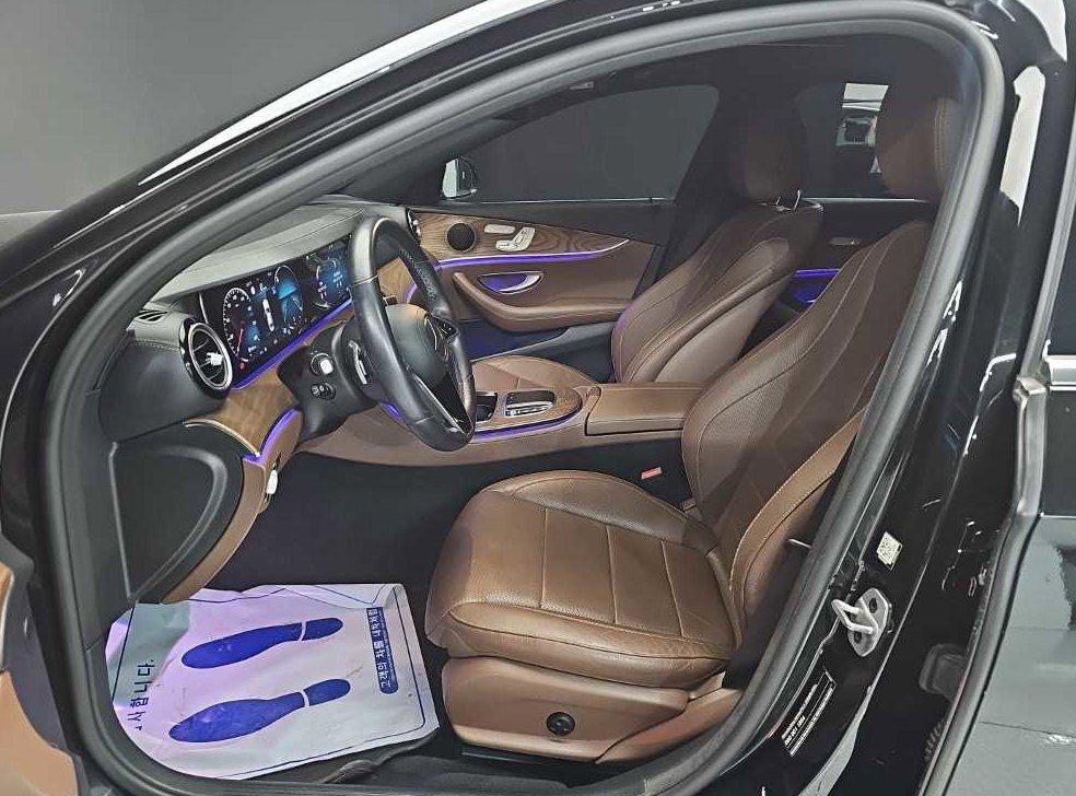 벤츠 E 클래스 E220d 4MATIC 익스클루시브 사진 11