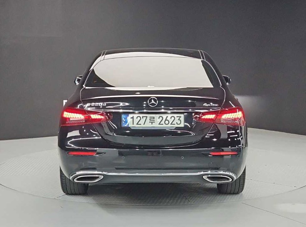 벤츠 E 클래스 E220d 4MATIC 익스클루시브 사진 3