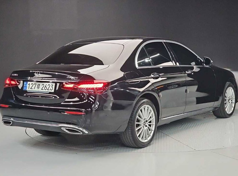 벤츠 E 클래스 E220d 4MATIC 익스클루시브 사진 4