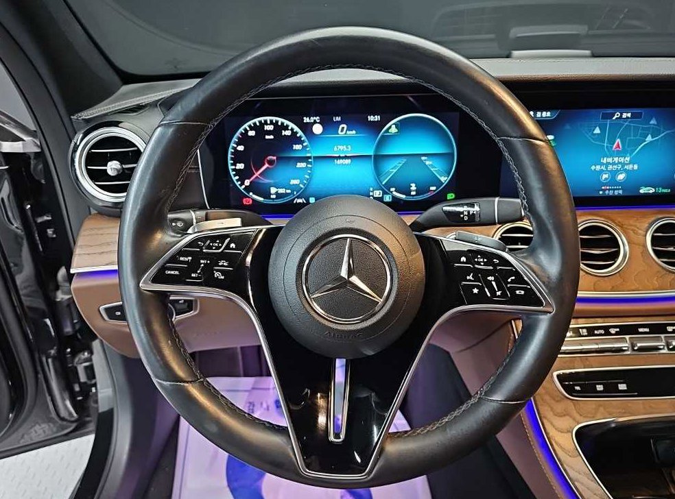 벤츠 E 클래스 E220d 4MATIC 익스클루시브 사진 9