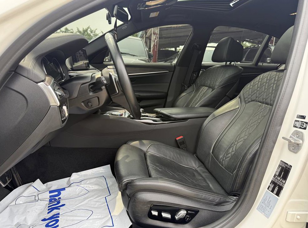 BMW 5시리즈 520d M 스포츠 플러스 사진 8