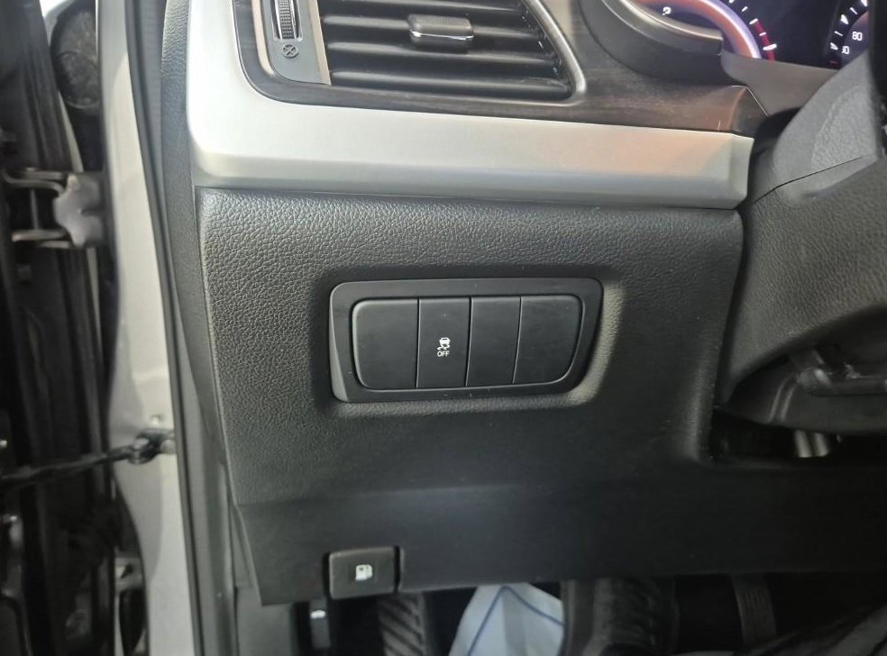KG모빌리티(쌍용)  코란도 2WD 2.0 CVT 사진 17