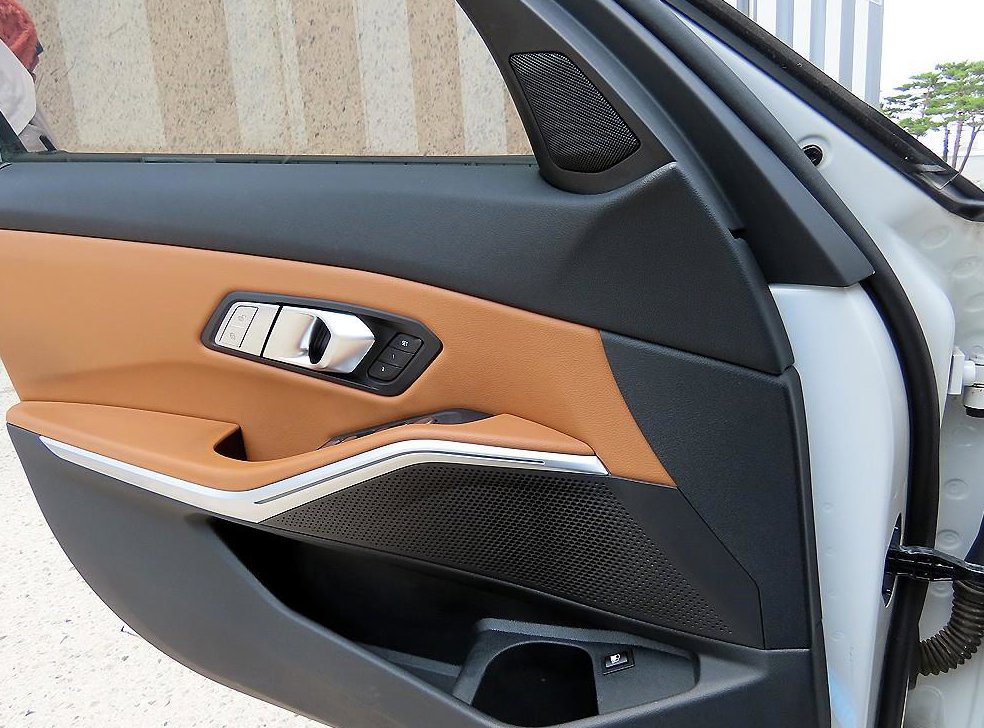 BMW 3시리즈 320e M 스포츠 사진 11