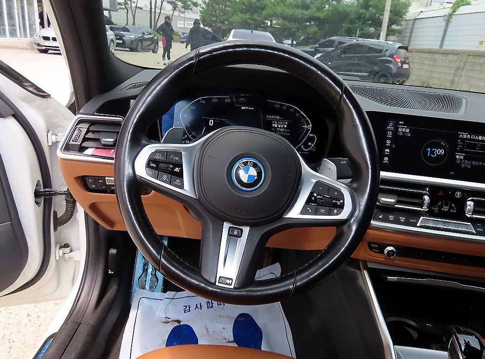 BMW 3시리즈 320e M 스포츠 사진 8