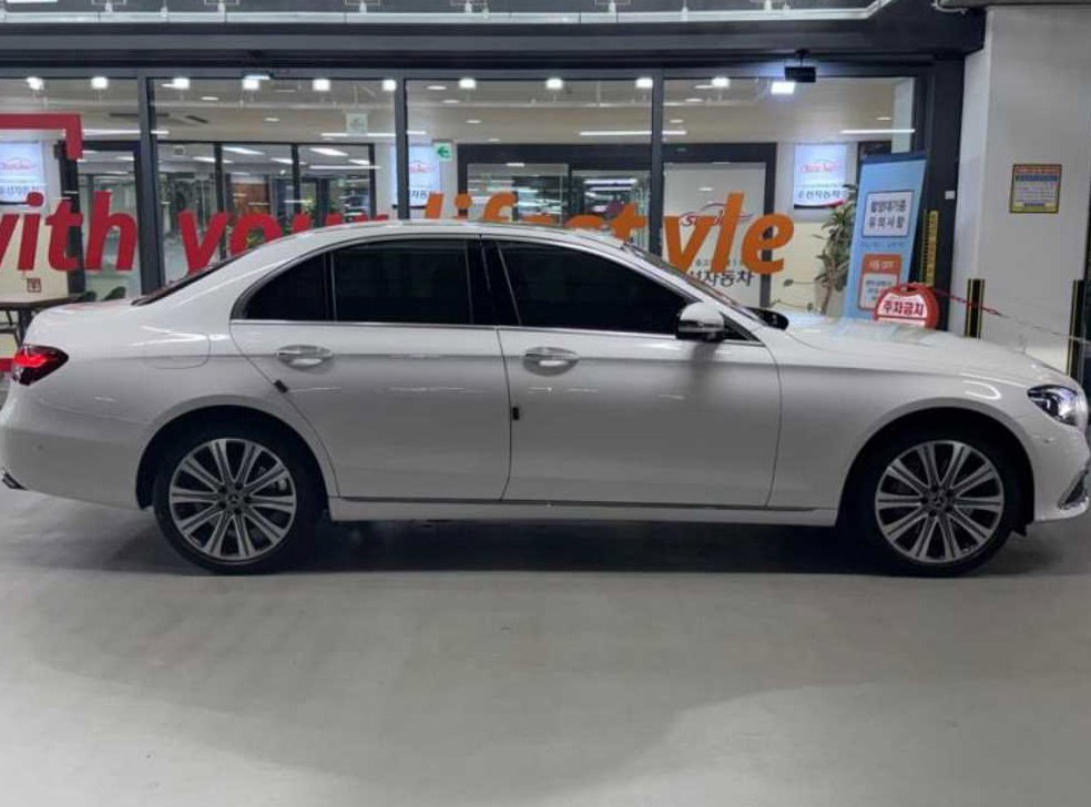 벤츠 E 클래스 E350 4MATIC 아방가르드 사진 3
