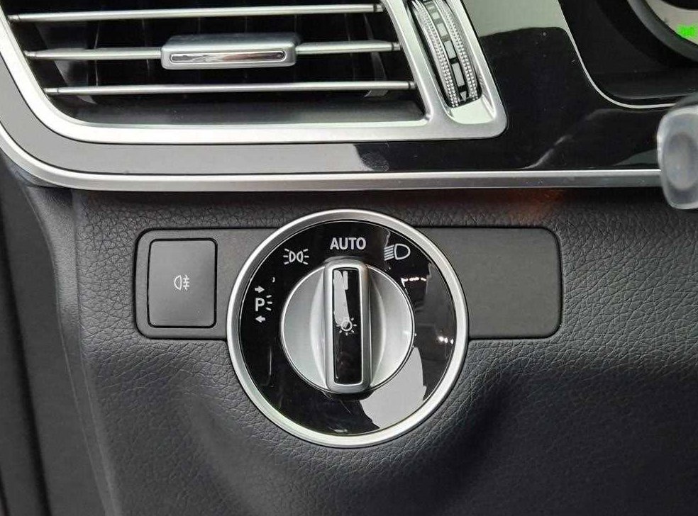 벤츠 E 클래스 E220 블루텍 아방가르드 사진 18