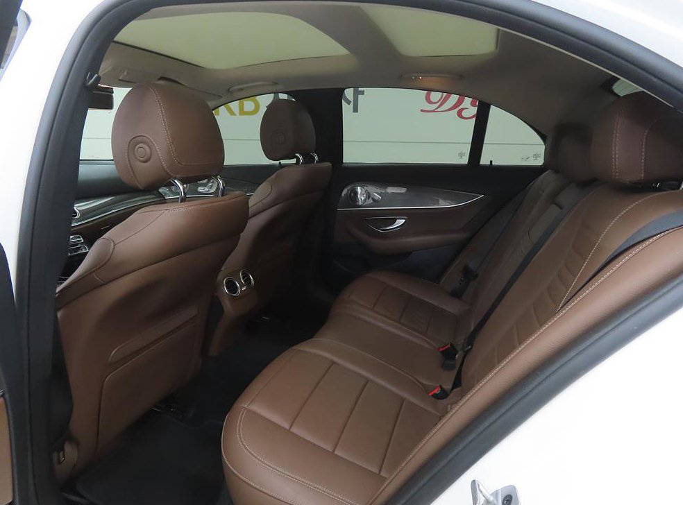 벤츠 E 클래스 E300 4MATIC AMG LINE 사진 6