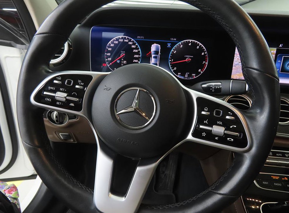 벤츠 E 클래스 E300 4MATIC AMG LINE 사진 8