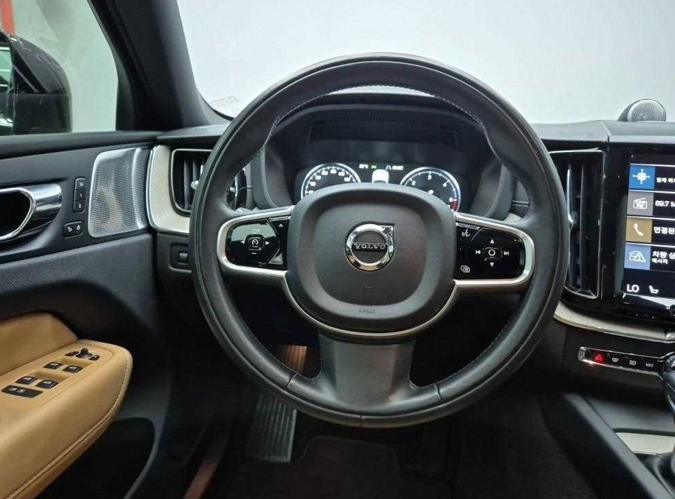 볼보 XC60 D5 AWD 모멘텀 사진 9