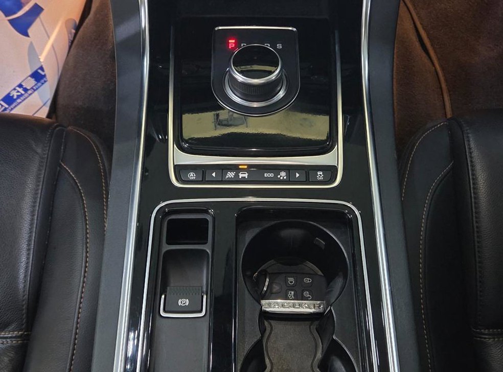 재규어 XE 2.0D 프레스티지 AWD 사진 13