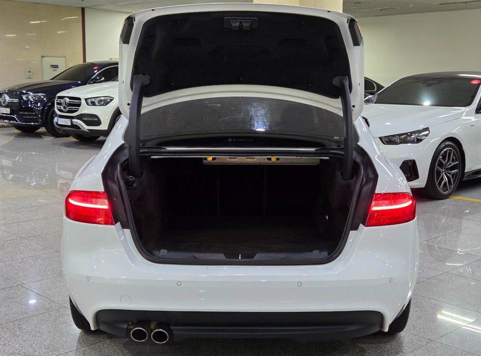 재규어 XE 2.0D 프레스티지 AWD 사진 19