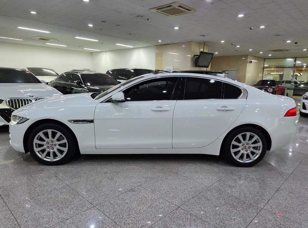 재규어 XE 2.0D 프레스티지 AWD 사진 3