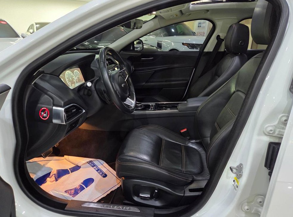 재규어 XE 2.0D 프레스티지 AWD 사진 6