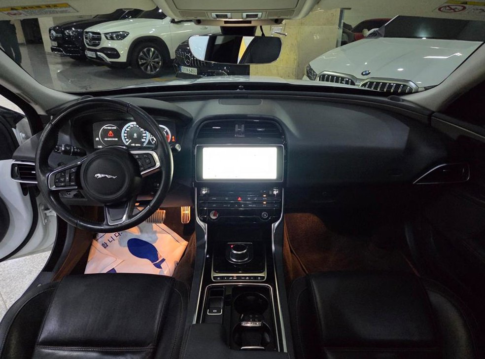 재규어 XE 2.0D 프레스티지 AWD 사진 8
