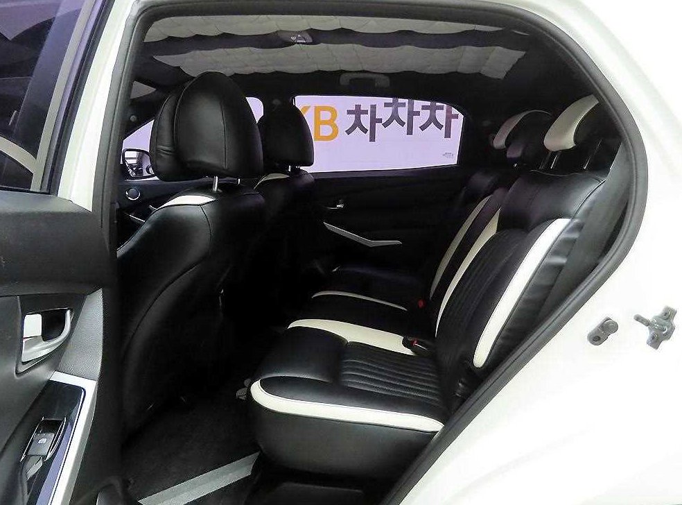 KG모빌리티(쌍용)  코란도 2WD 2.0 CVT 사진 14