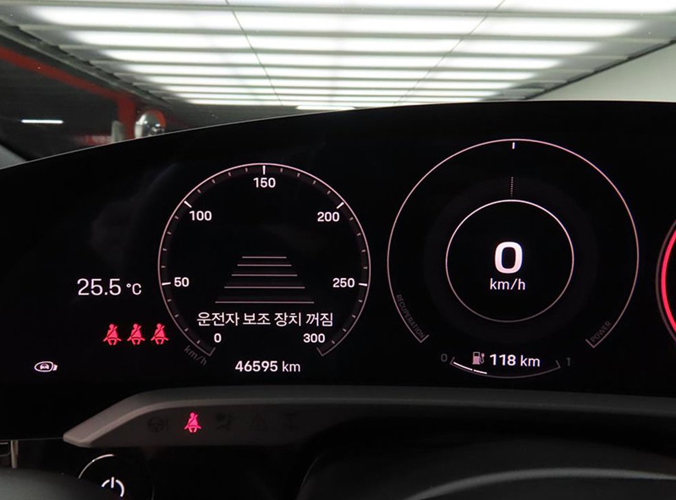 포르쉐 타이칸 베이스 사진 8
