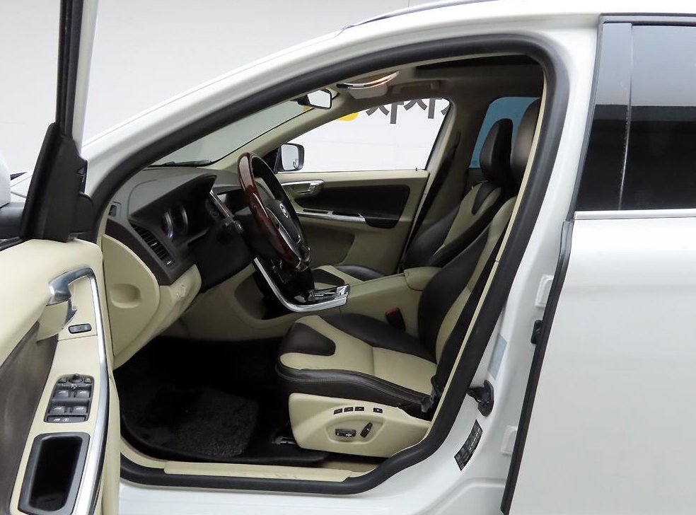 볼보 XC60 D5 AWD 사진 11